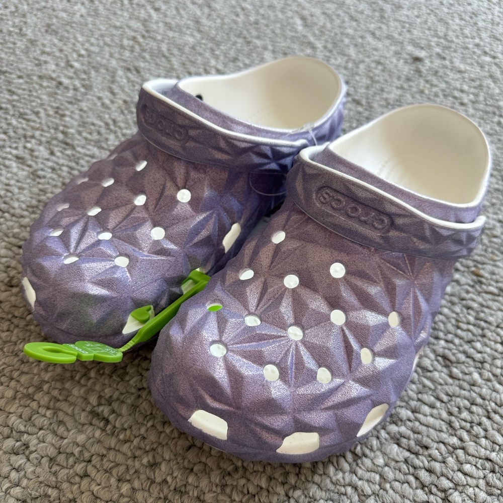 crocs classic clog in iridescent geo - Picture 2 of 4